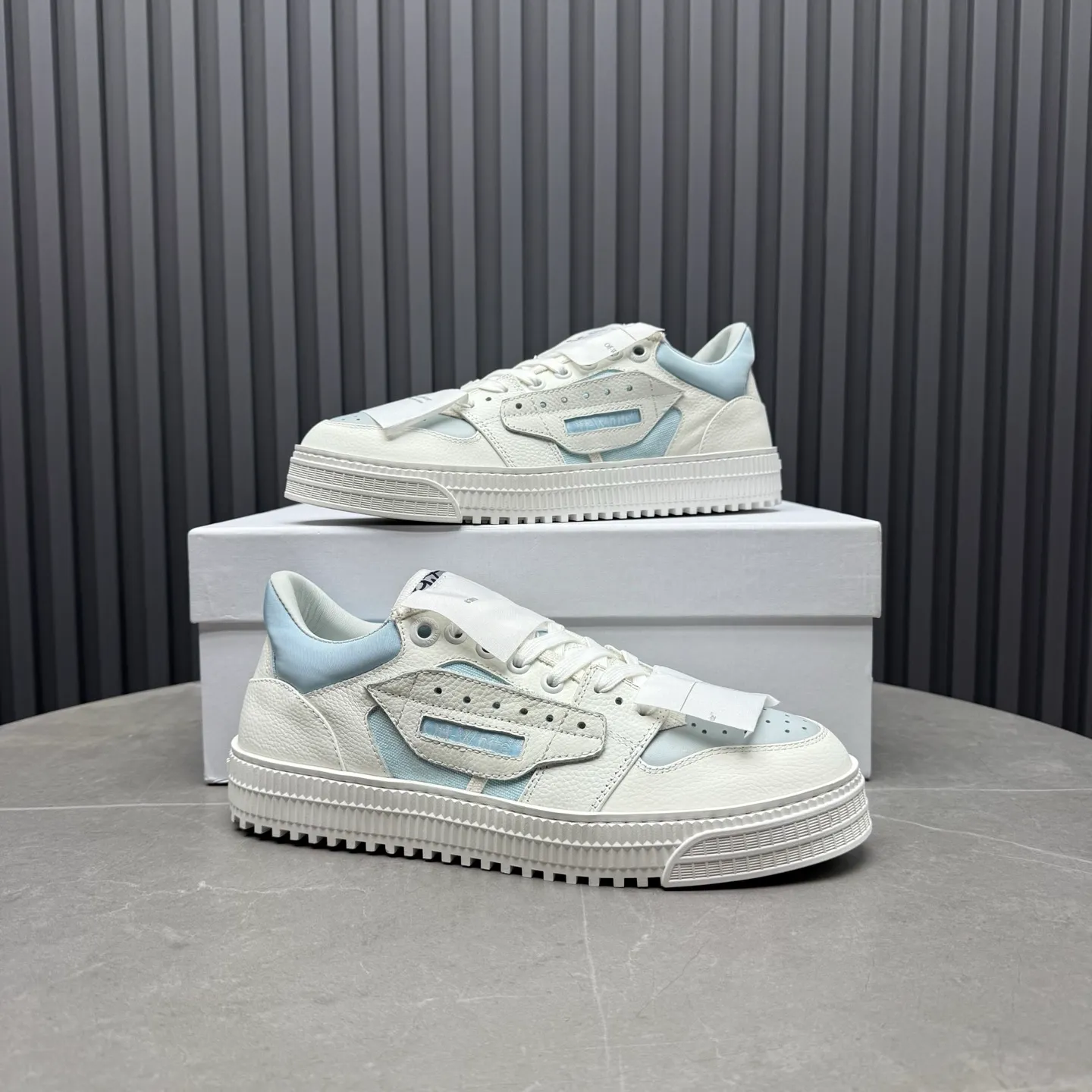Men's shoes💰680 OFF WHITE ⚡️Couple style⚡️The latest spring style street casual shoes, released with the highest quality version on the market👊Series original mold opening, original lasting, production technology 1:1 original version➰🔜The best choice for more and more celebrities and Internet celebrities🔸In the classics Changes in the code🔸Innovate in the trend🔸Strive to break away from the shackles of bad street design🔝Although he is not the originator of fashion design, he is definitely a shining dark horse in avant-garde design🐴🆙Do not follow the trend🔅Not universal beauty🔅 Fabric💯First-layer cowhide Lining💯Imported skin-friendly and environmentally friendly polyester mesh Foot pads💯Original molded high-elastic environmentally friendly molding pads Midsole💯Made with original last-last technology Outsole💯Rubber outsole Packaging💯Official website synchronizes full set of packaging (brand wrapping paper, brand certificate, brand cloth bag) Code numbers 35-44, 45 46 Customized